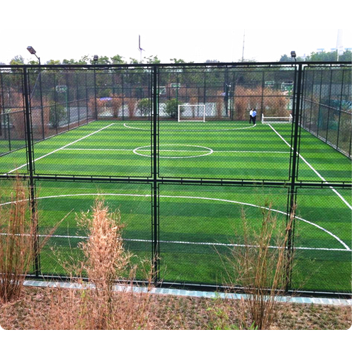 покрытие из искусственной травы на спортивной площадке